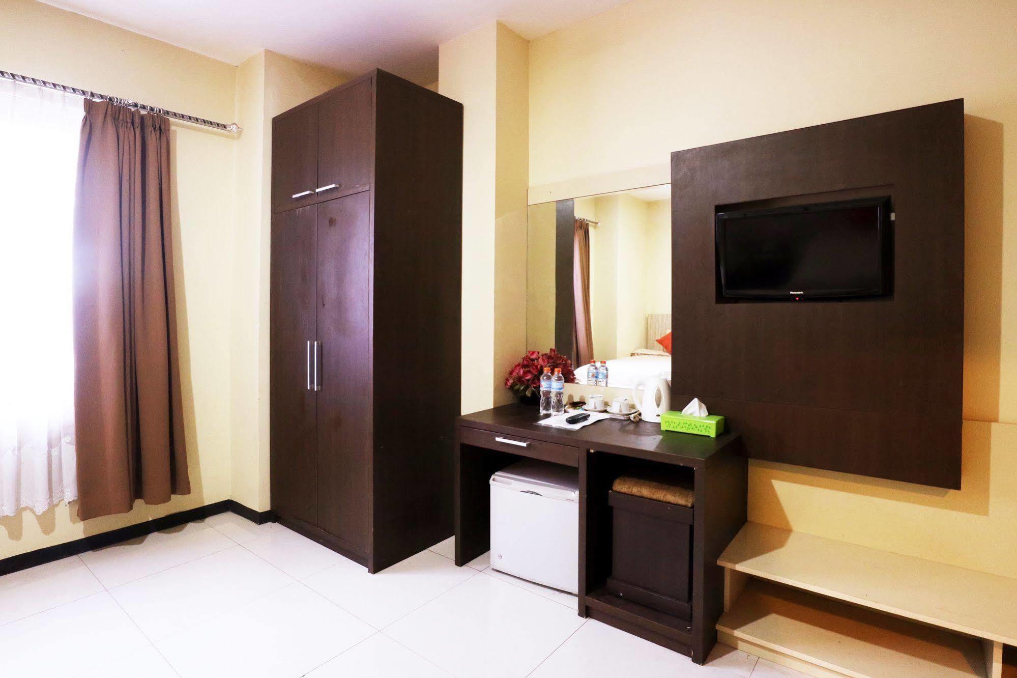 Agraha Andalas Hotel Makassar Exterior foto