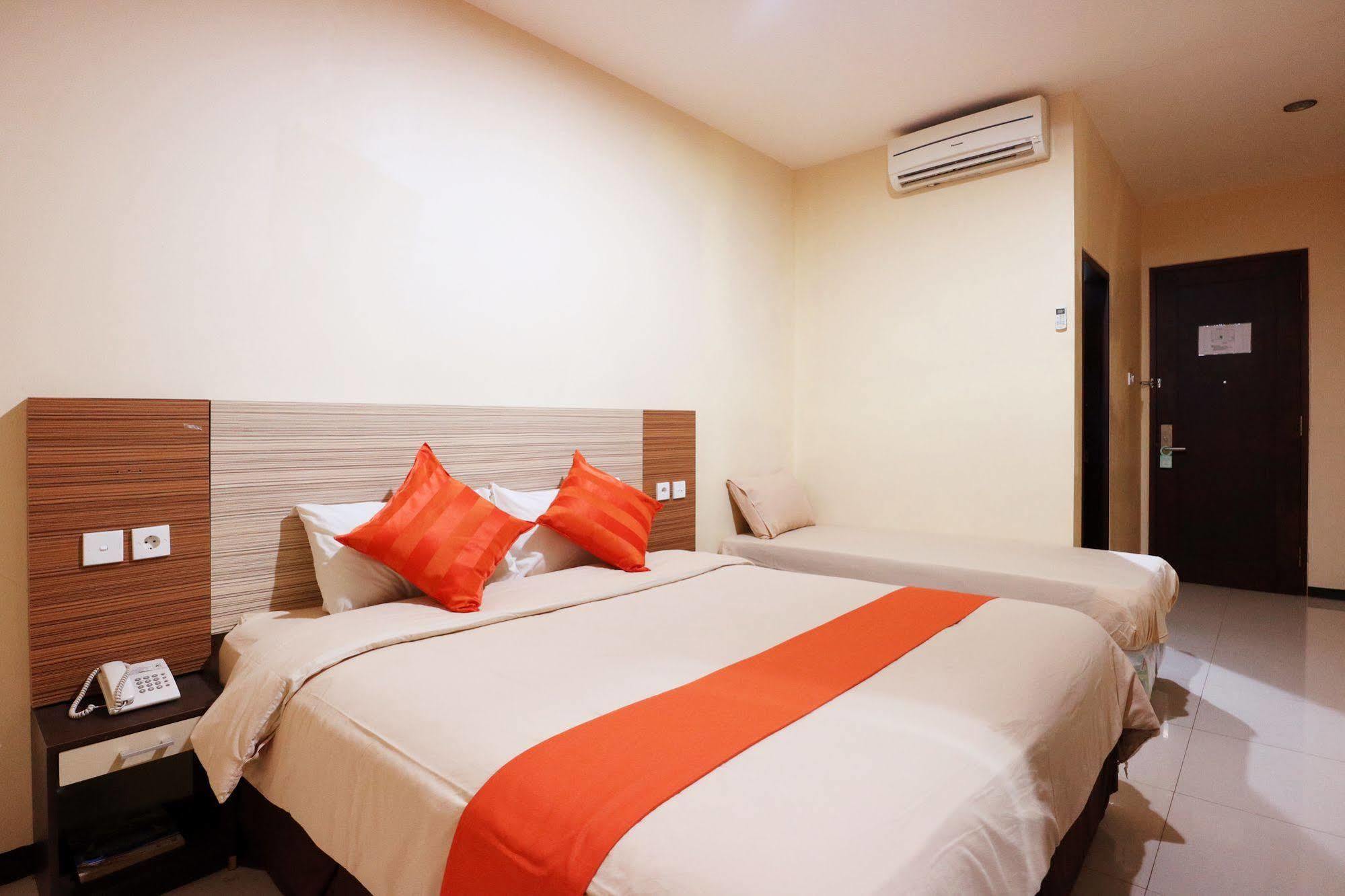 Agraha Andalas Hotel Makassar Exterior foto