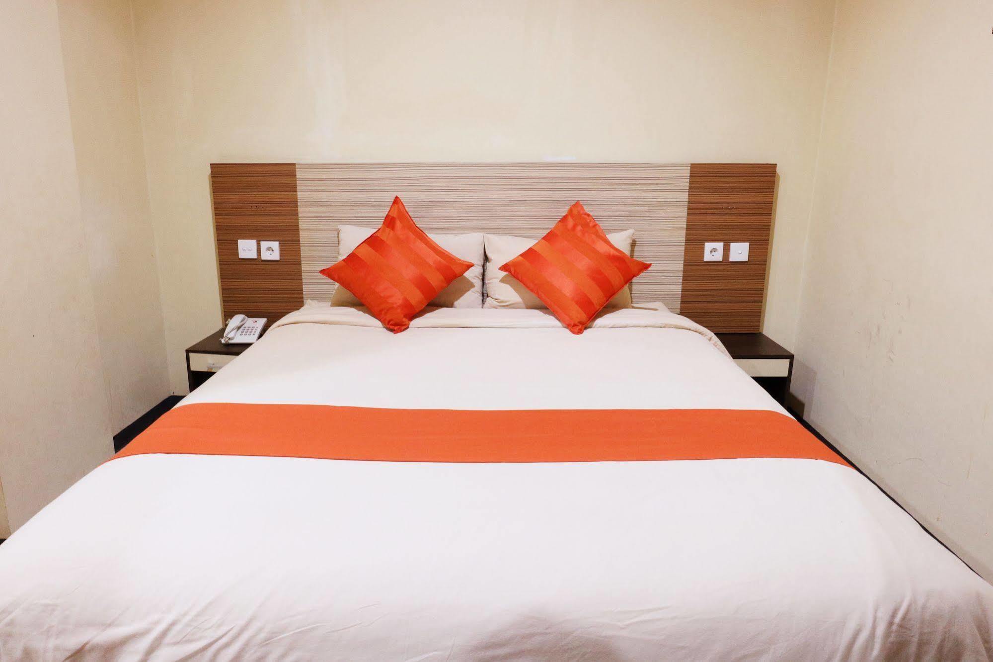 Agraha Andalas Hotel Makassar Exterior foto