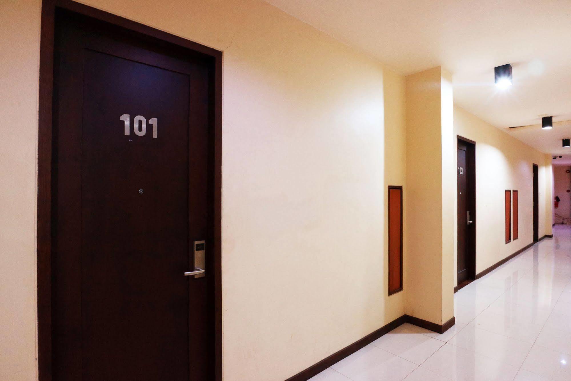 Agraha Andalas Hotel Makassar Exterior foto